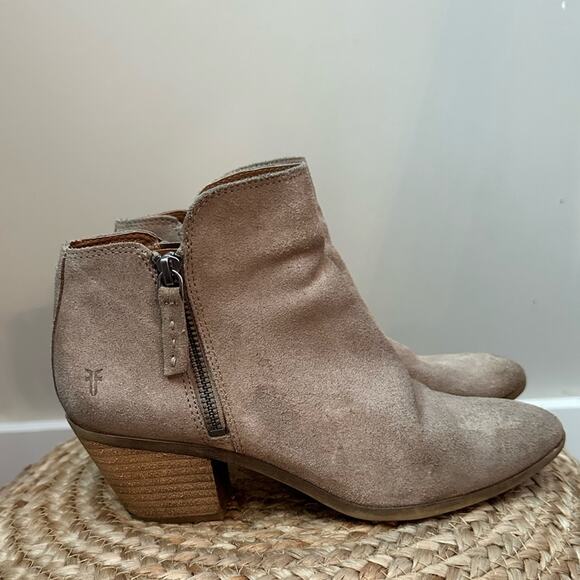 FRYE Judith Double Zip Ankle Bootie Ash/Taupe Suede Pointed Toe Size 6.5 - Picture 2 of 8